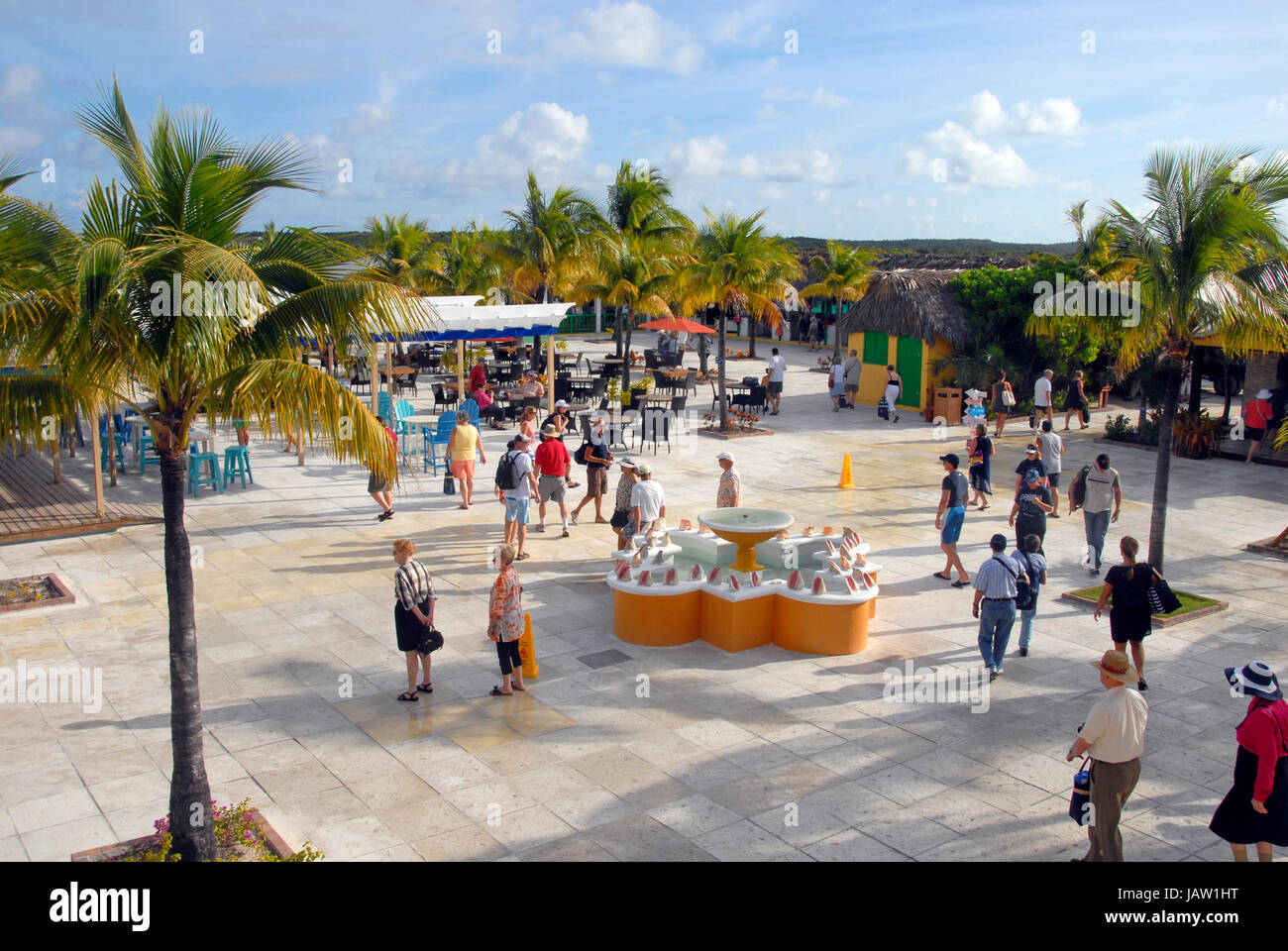 Touristen in Public Square, Half Moon Cay, Bahamas Stockfoto