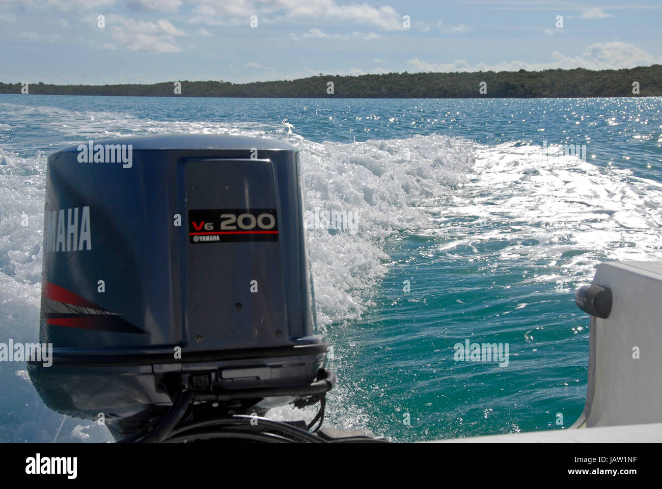 Außenbordmotor schiebenden kleines Boot, Bonefish Lagune, Half Moon Cay, Bahamas Stockfoto