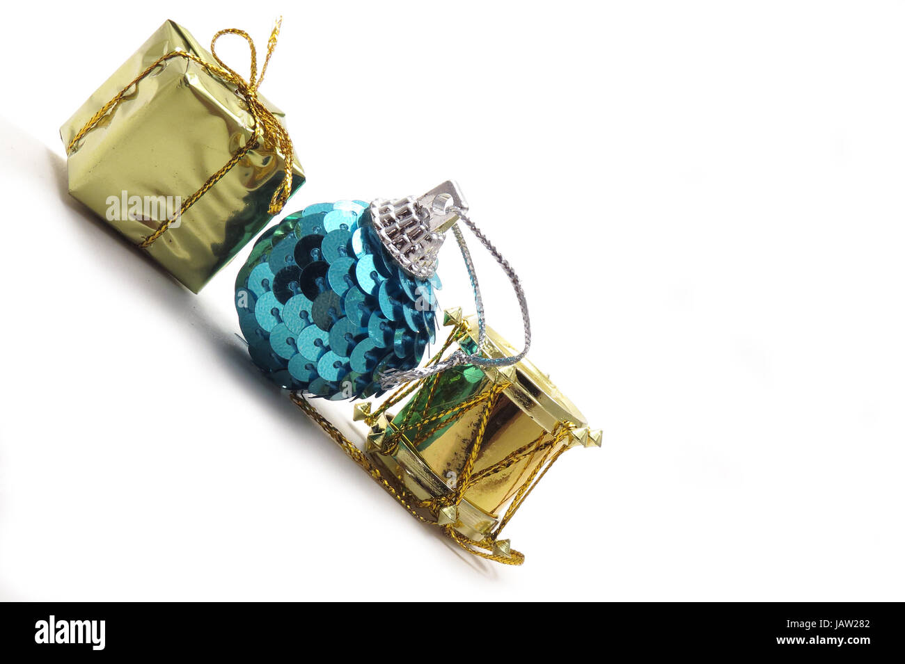 Drei Weihnachten Ornamente, Geschenk, Geschenk, Pailletten Ball und Trommel Stockfoto