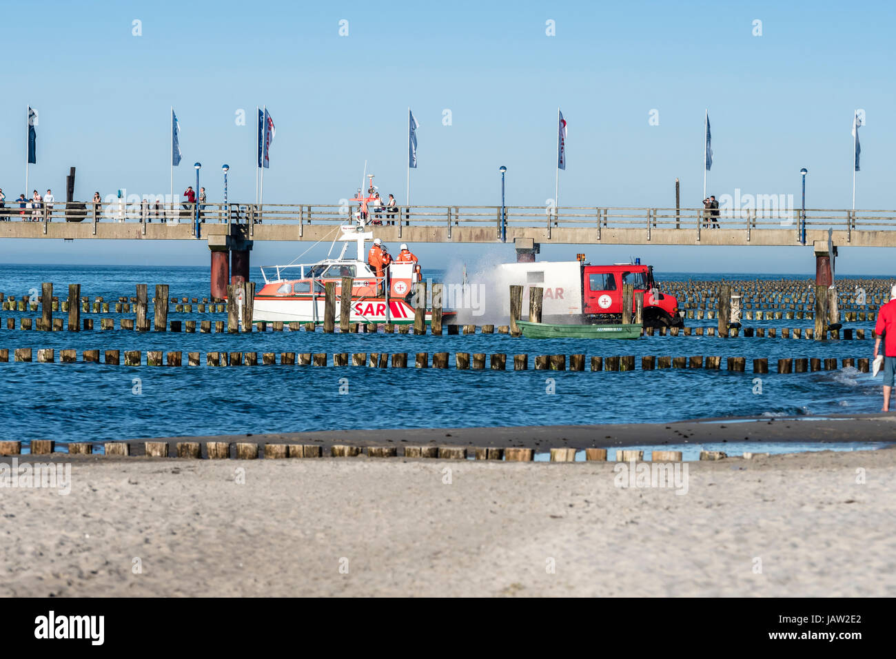 LKW bewegen einen kleines Notfallrettung Kreuzer ins Meer, Teil einer Fertigkeit-Präsentation am Kai von Zingst während Festival "Horizonte", Ostsee, Stift Stockfoto