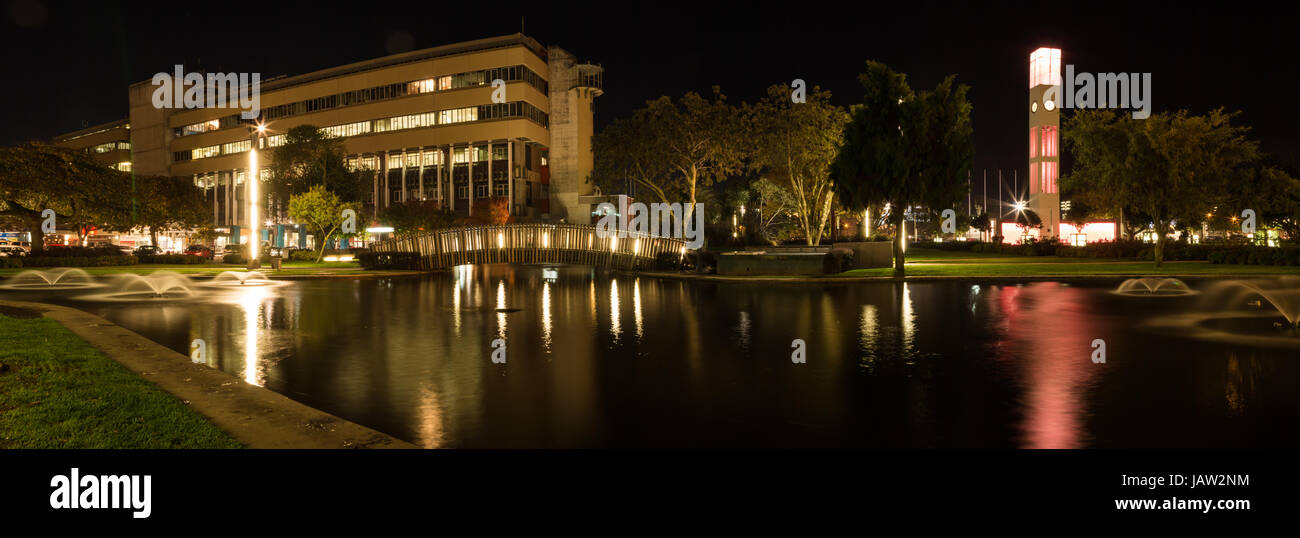 Teich in der Mitte von Palmerston North-Stadt bei Nacht. Stockfoto