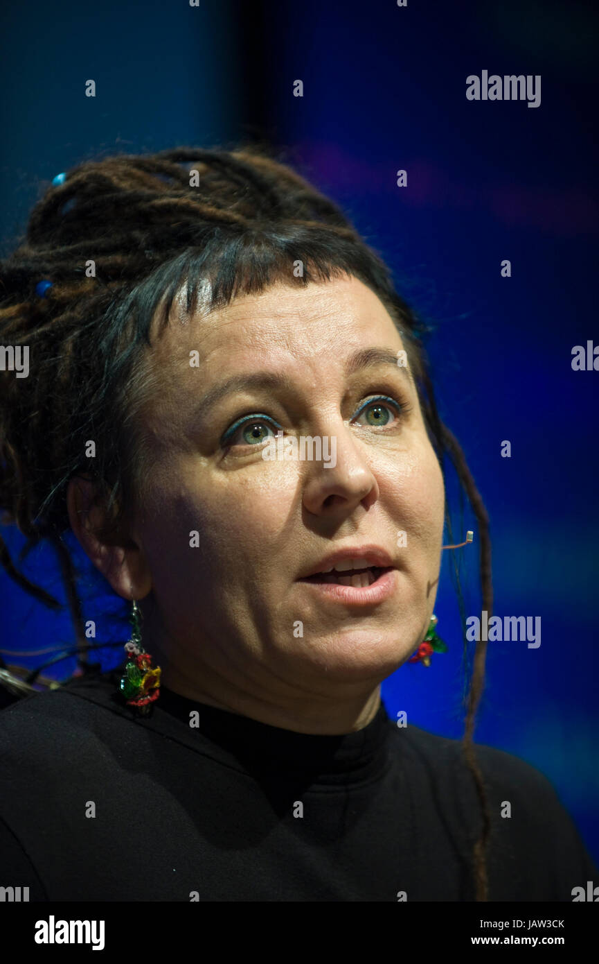 Die polnische Schriftstellerin Olga Tokarczuk sprechen auf der Bühne Hay Festival 2017 Hay-on-Wye powys Wales UK Stockfoto