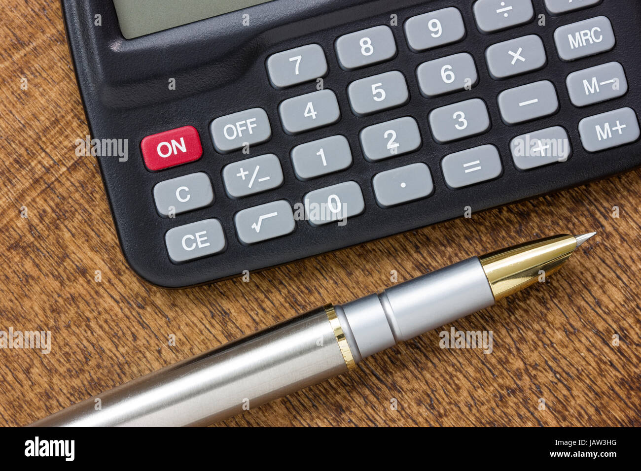 Addiert man Zahlen-Konzept mit modernen Rechner und Stift auf dem Tisch Stockfoto