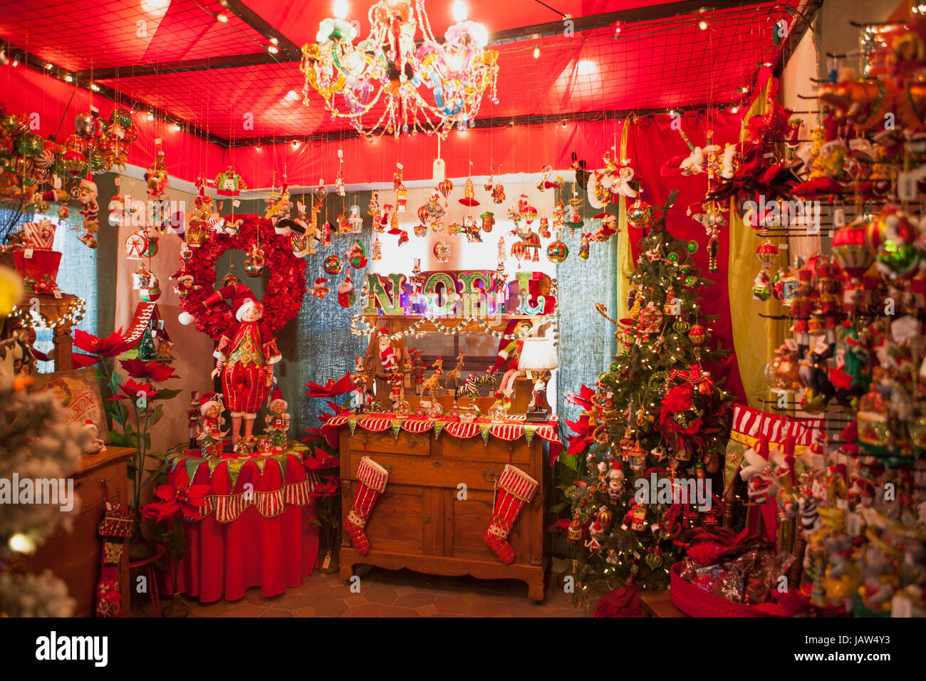 Dekorationen am Weihnachtsmarkt, Cambria Gärtnerei und Blumengeschäft, Cambria, Kalifornien Stockfoto