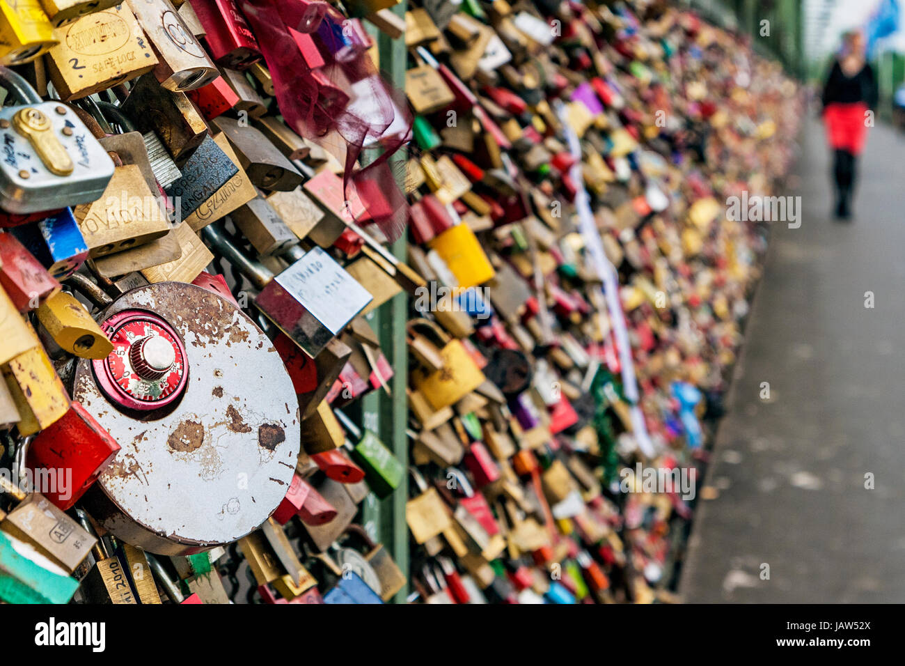 Lovelocks an der Hohenzollern Brücke in Köln mit unscharfen Silhuette Frau in Ferne Stockfoto
