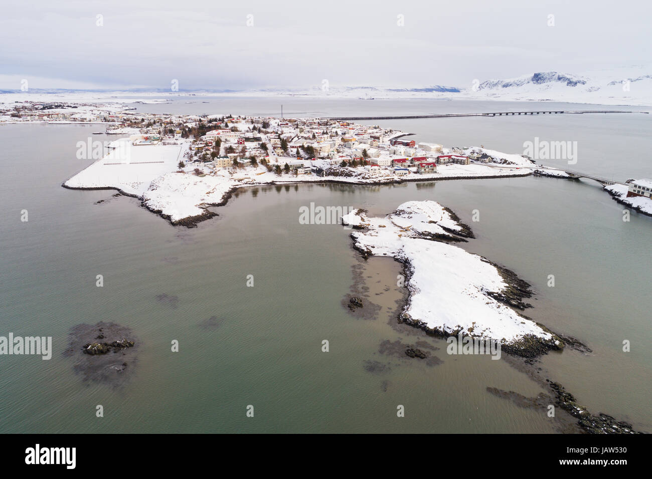 Stadt Borgarnes im Fjord Borgarfjördur in Island, im Winter mit Schnee - Luftbild von Drohne gefangen genommen. Stockfoto