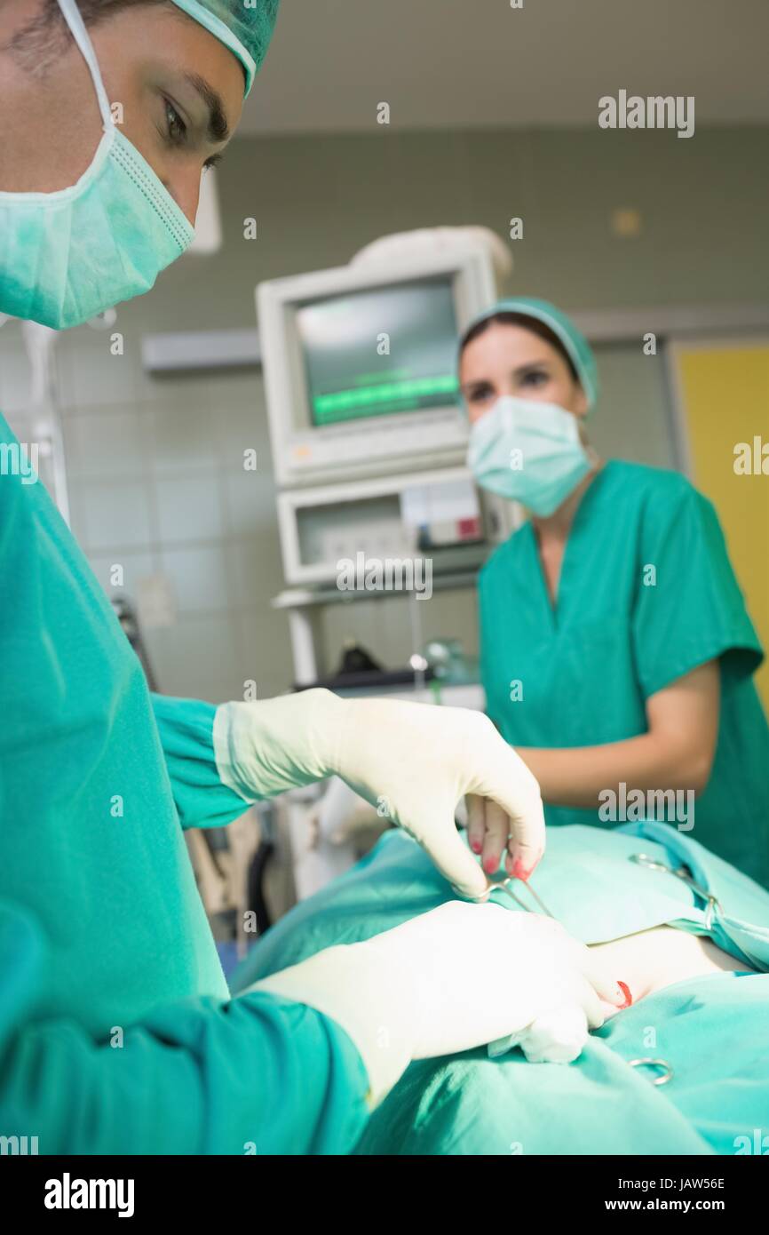 Männliche Chirurgen mit chirurgische Schere Stockfoto