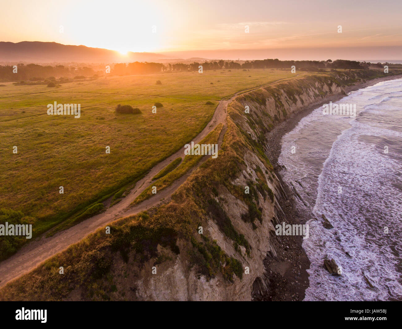 Ellwood Mesa Coastal Trail verläuft entlang der Ozean Bluffs, Ellwood Mesa, Goleta, Kalifornien Stockfoto