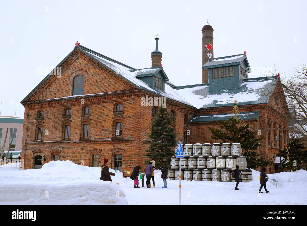 Sapporo, Hokkaido, Japan. Bier Fässer außerhalb Sapporo Beer Museum Stockfoto