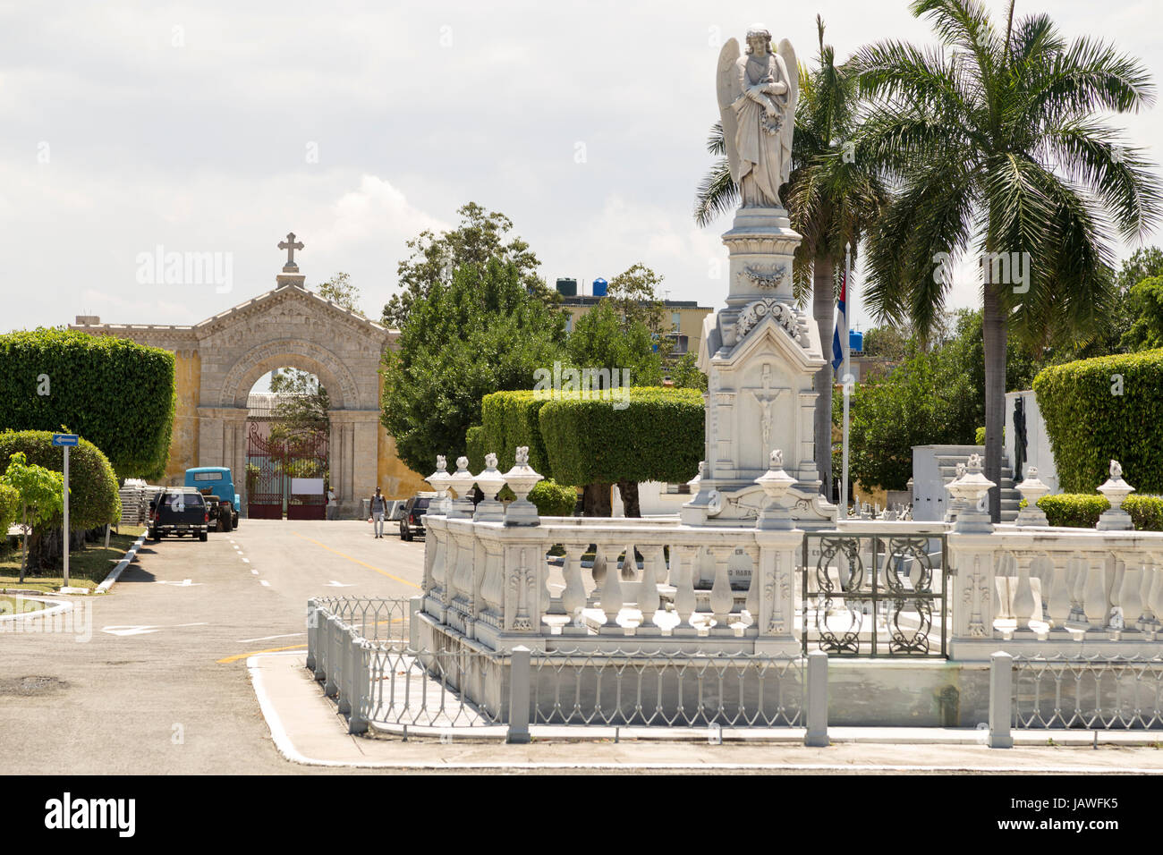 Eingangstor des Friedhofs und Zentrum Monument auf der Straße in Havanna, Kuba Stockfoto