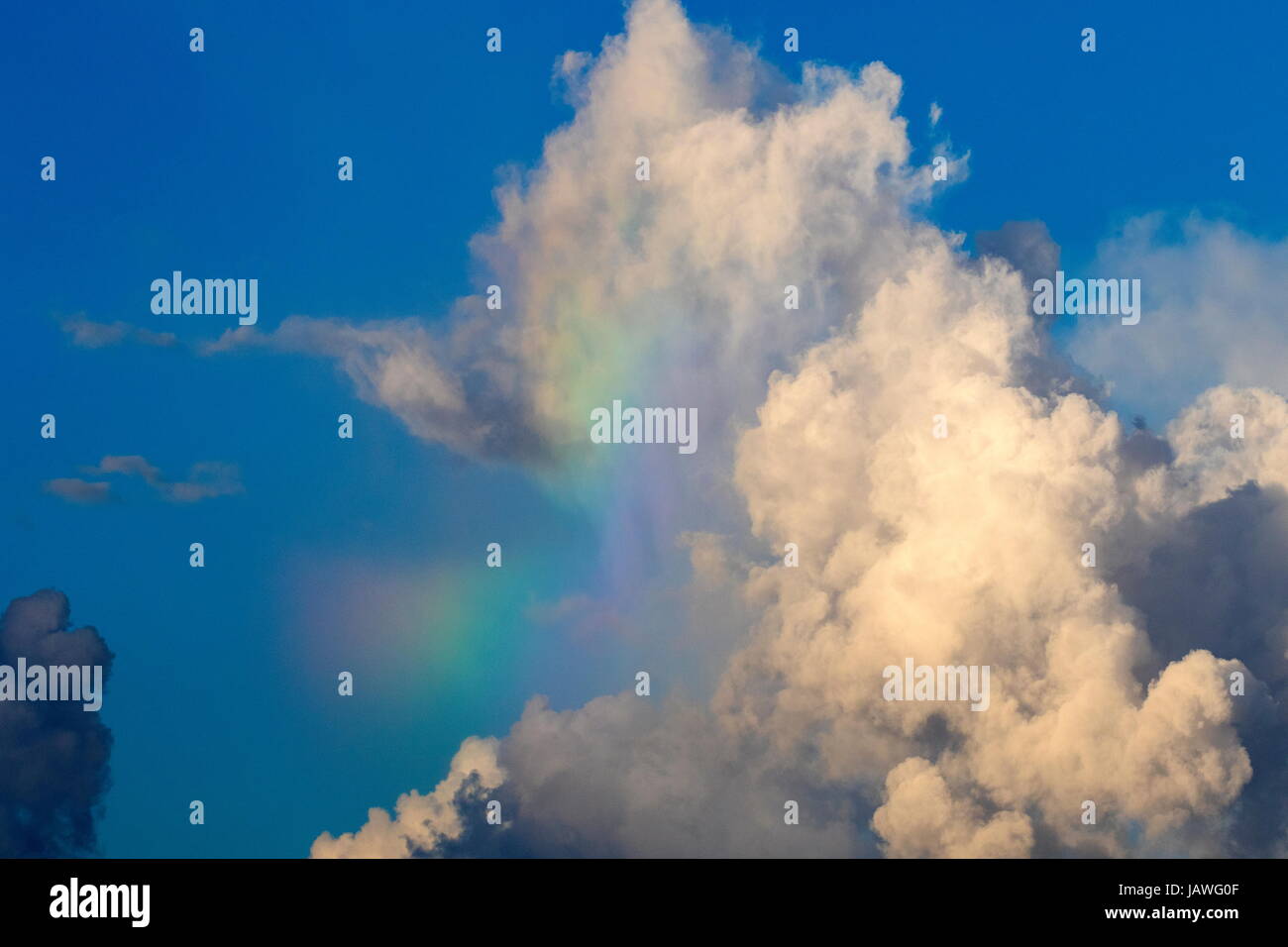 Spektrale Farbe unter den Wolken. Stockfoto