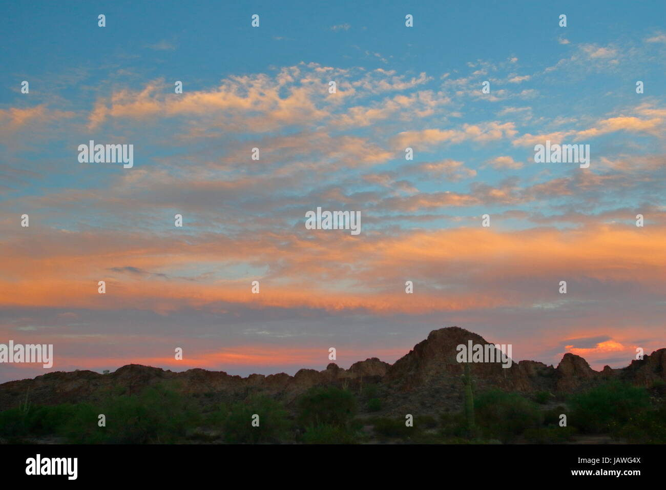 Sonnenuntergang über der Wüste von Arizona. Stockfoto