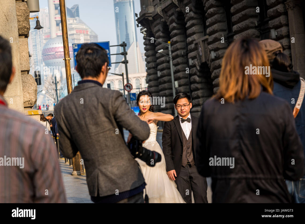 Neu verheiratetes Paar posieren für Fotografie, Shanghai, China Stockfoto