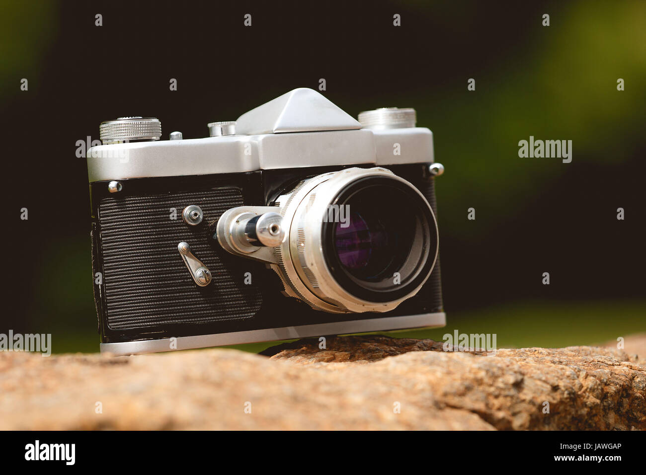 Kamera auf Stein über verschwommenes Natur Hintergrund. Stockfoto