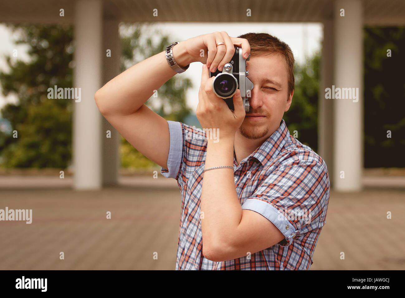 Touristen-Fotografen mit Foto-Kamera schießen im park Stockfoto