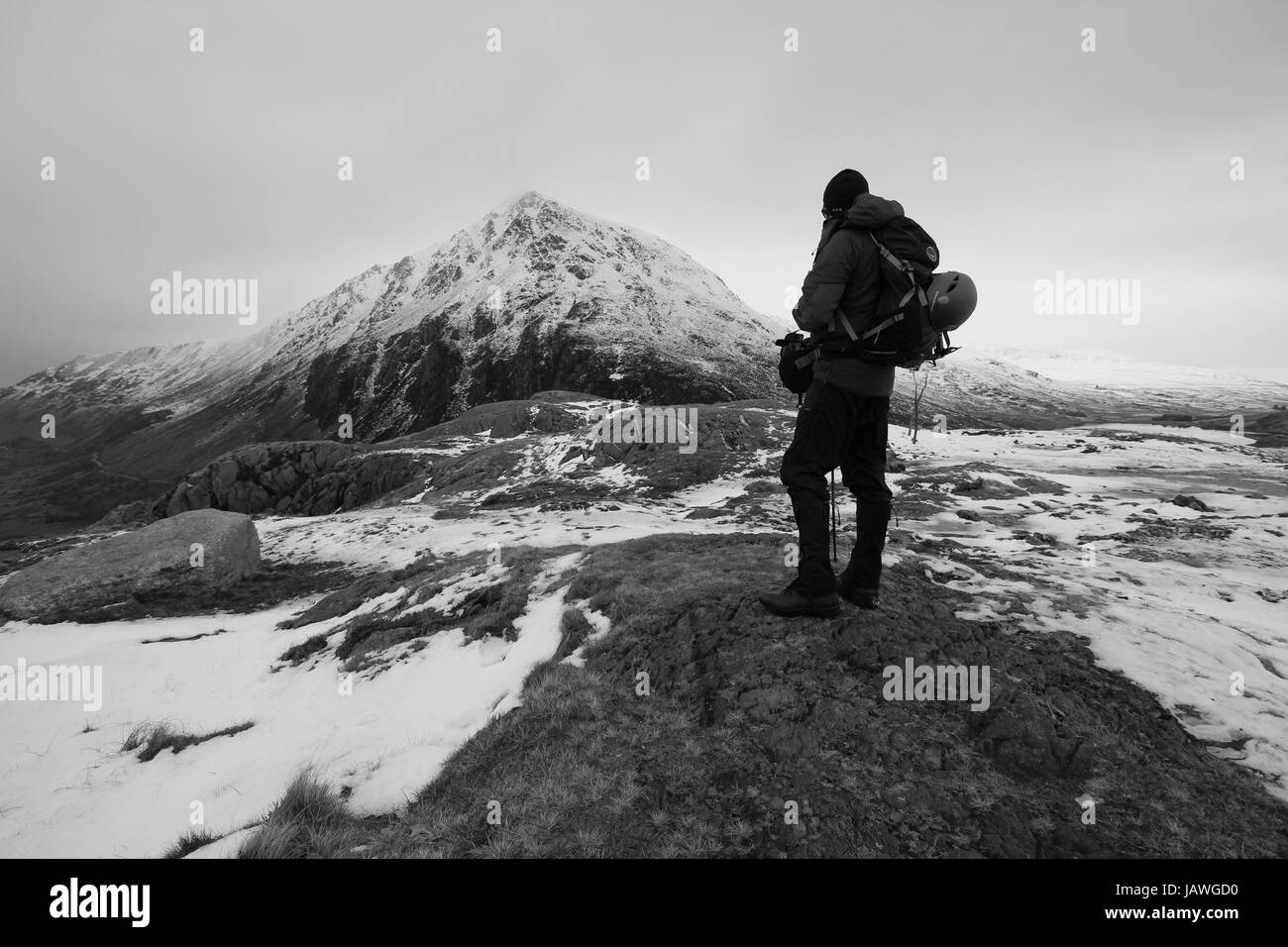Einsame Wanderer im Winterschnee bedeckt Berge... inspiriert Stockfoto