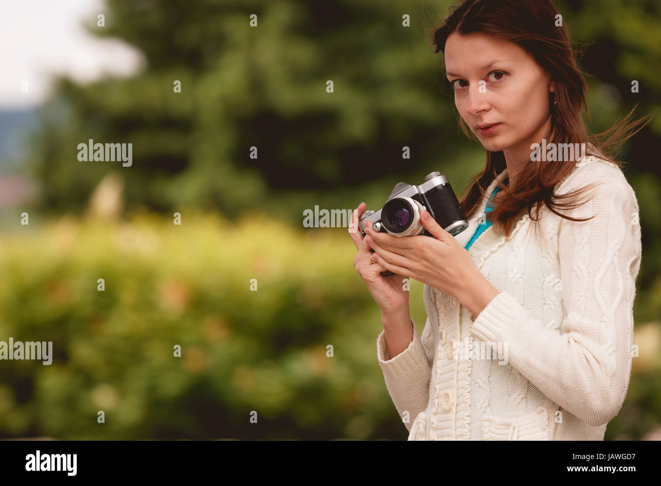 Hübsche Brünette Frau, die eine Aufnahme in einem park Stockfoto