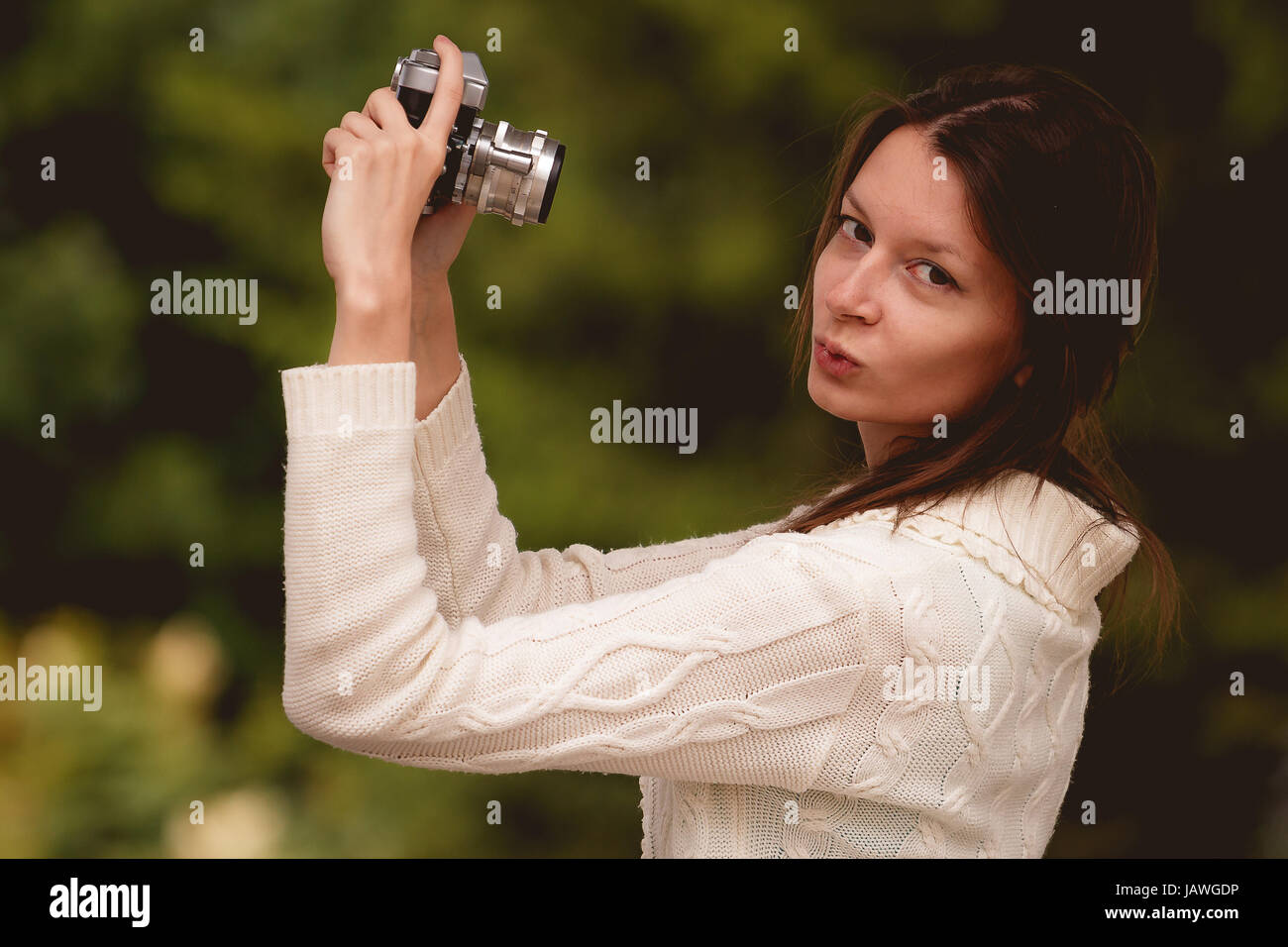 Hübsche Brünette Frau, die eine Aufnahme in einem park Stockfoto