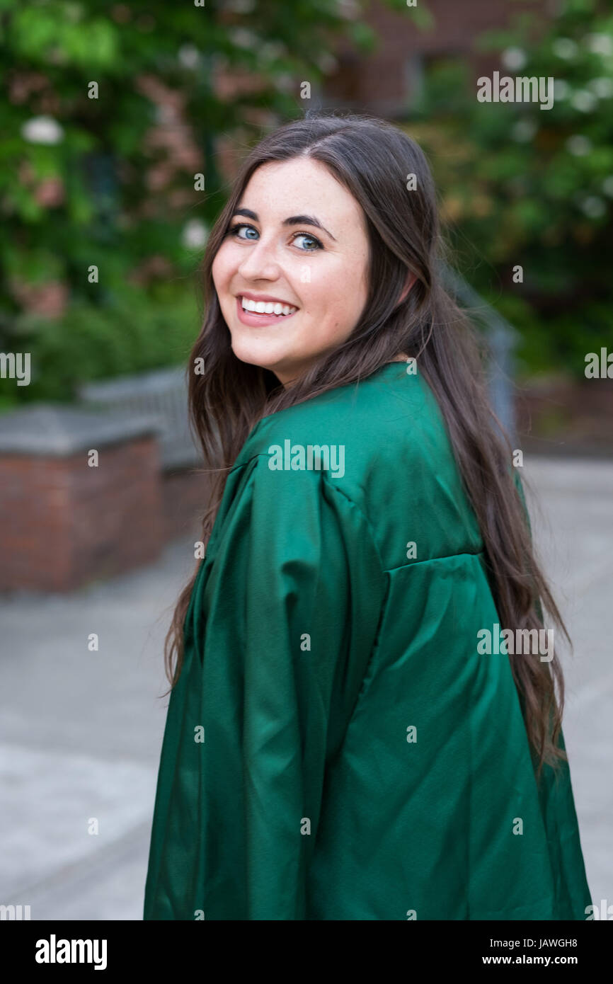 Weibliche Studenten in einem natürlichen Licht lifestyle Portrait während ihres Studiums Kleid tragen vor ihrem Studium an einer Universität. Stockfoto