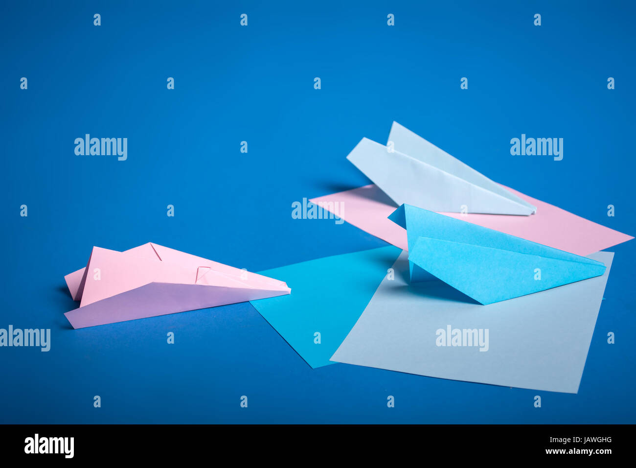 Ort für die Herstellung von Origami Papierflieger. Blau, blau, rosa Origami Flugzeuge basteln Stockfoto