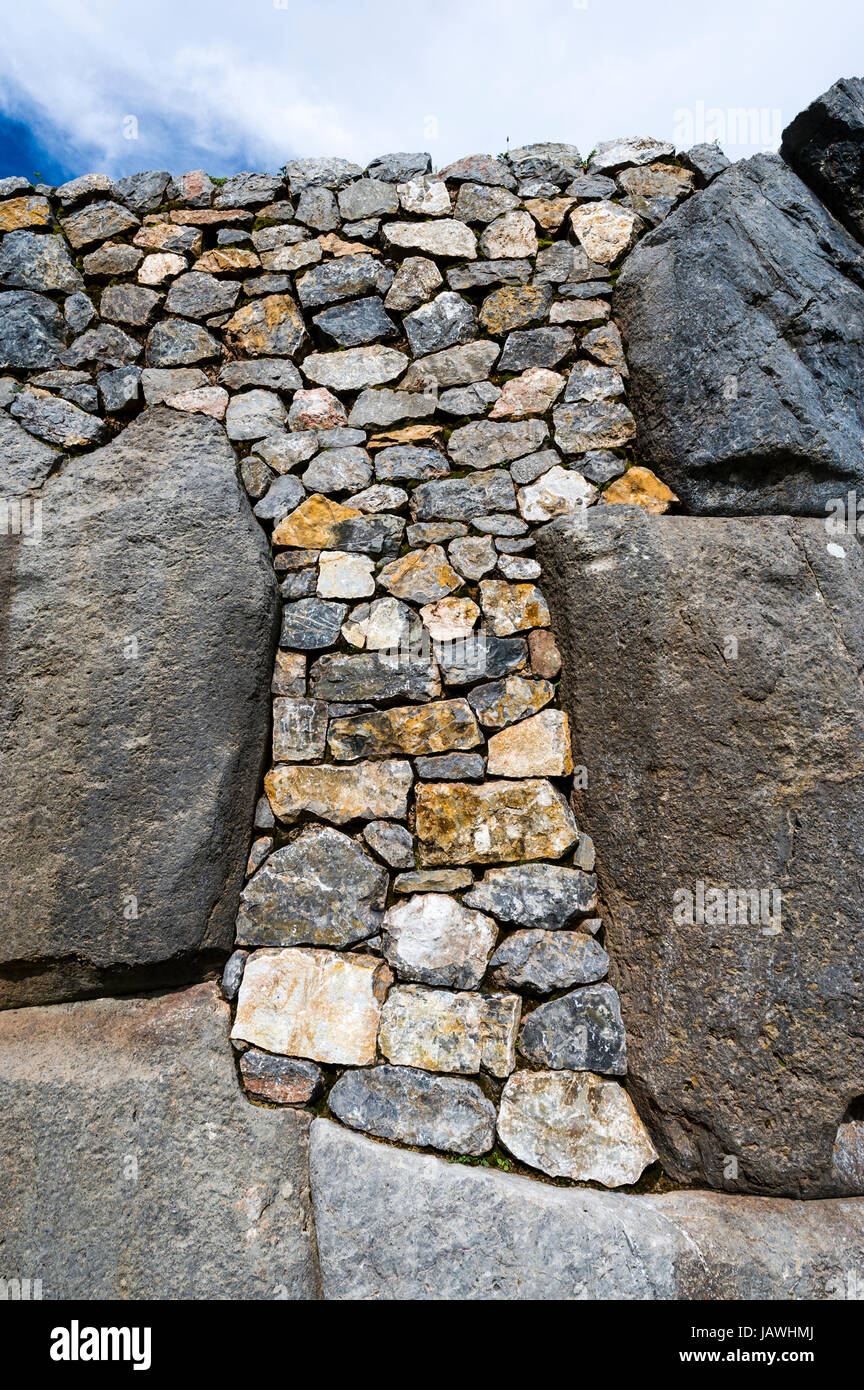Gesteine verwendet, um einen Bruch in eine Inka Zitadelle-Trockenmauer zu versiegeln. Stockfoto