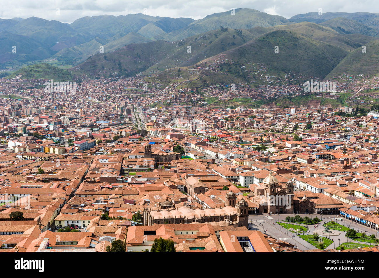 Die Stadt und die Vororte von Cusco füllen ein Anden-Tal mit Terrakotta-Dachziegel. Stockfoto