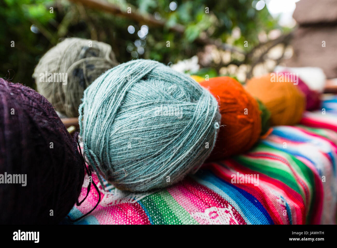 Amaru Menschen Schafe Wolle färben mit Naturfarben, Wollknäuel zu machen. Stockfoto