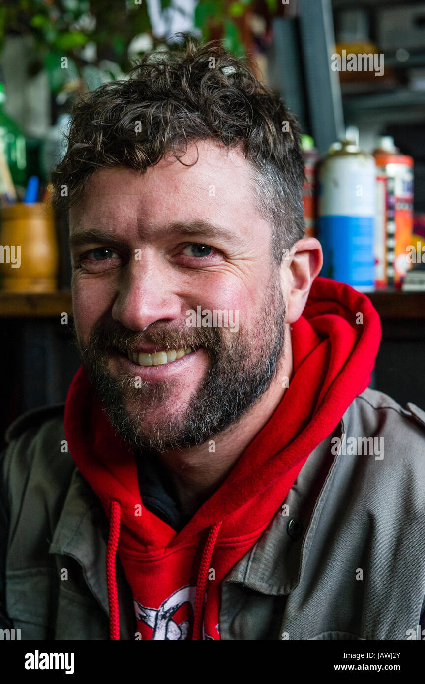 Ein Porträt von Graffiti-Streetart-Künstler im Atelier Innenstadt. Stockfoto