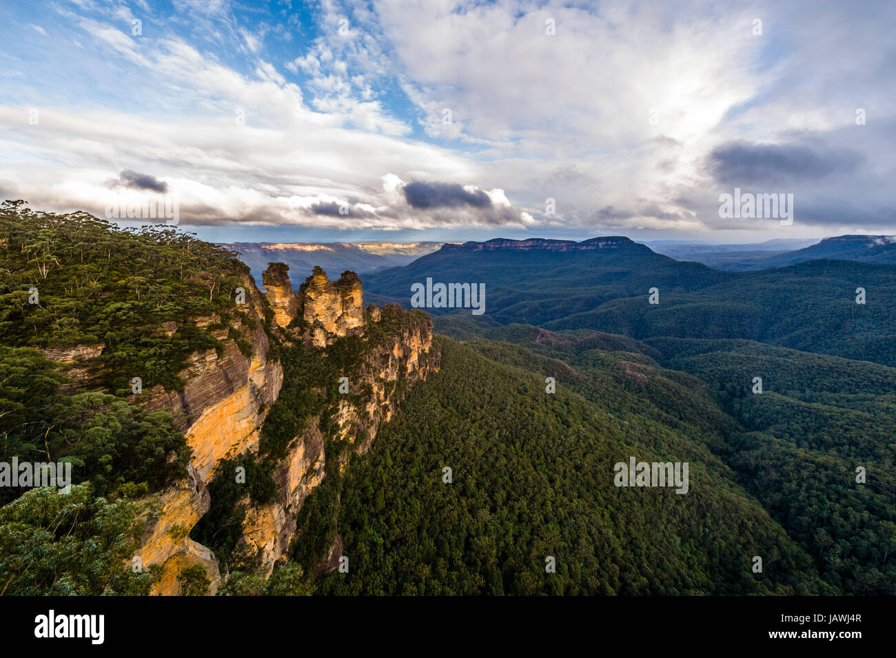 Die drei Schwestern ist eine Sandstein-Felsformation mit Blick auf eine dicht bewaldete Tal. Stockfoto