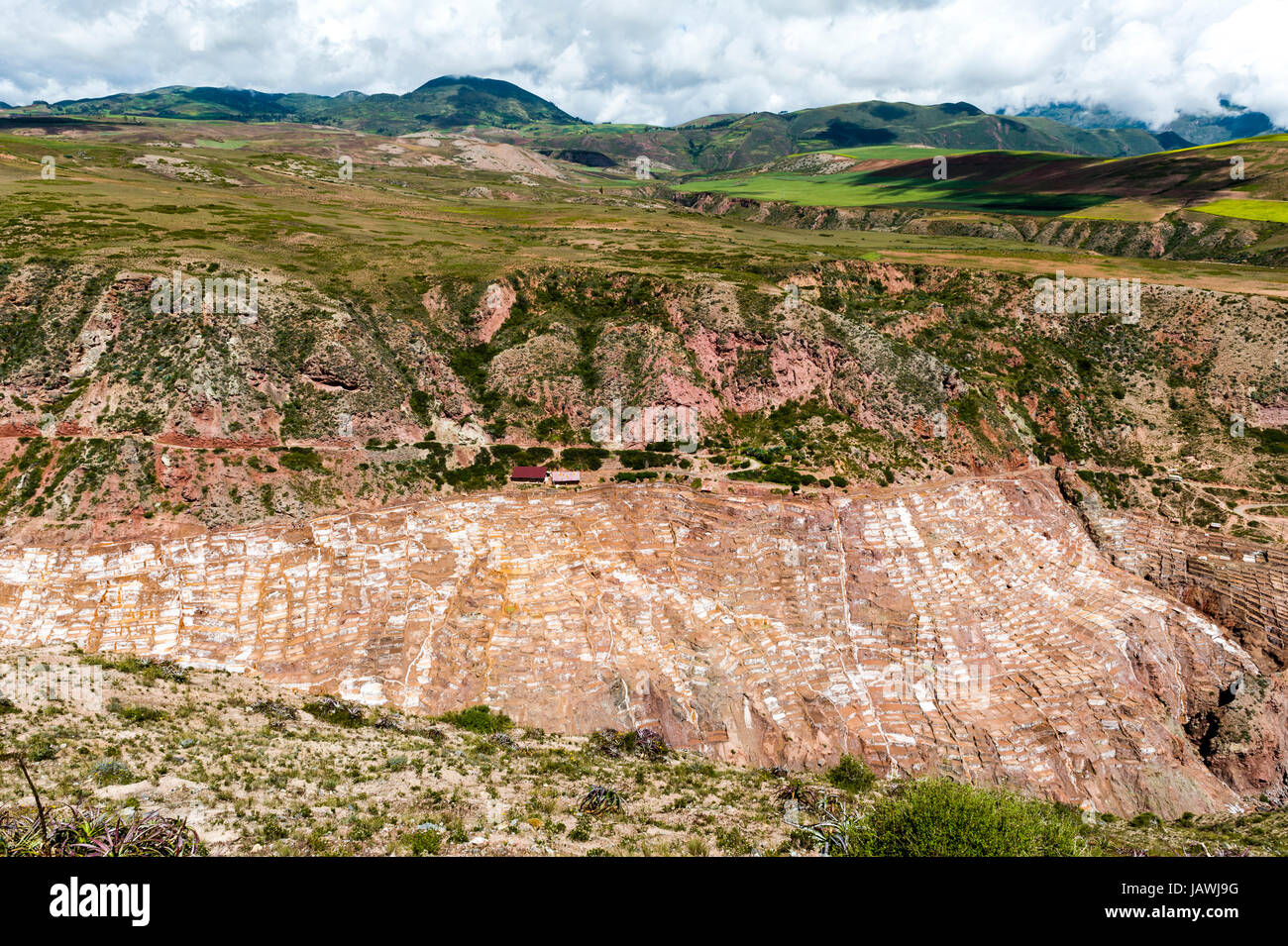 Ein Inka Salzbergwerk auf einer Klippe. Stockfoto