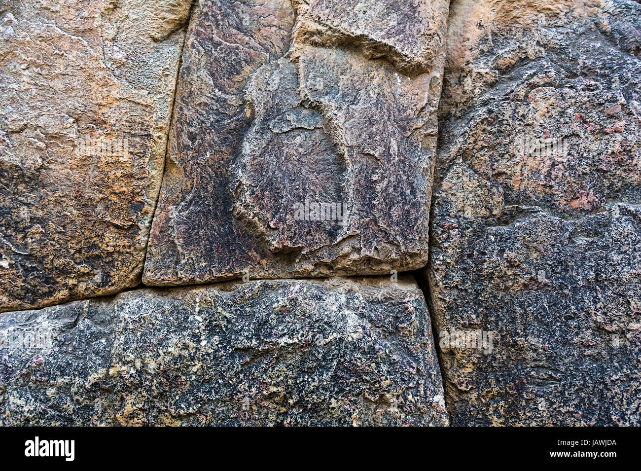 Ein Inka ineinandergreifenden Trockensteinmauer gebaut aus geschnitzten Felsbrocken mit Tischlerei und ohne Mörtel. Stockfoto