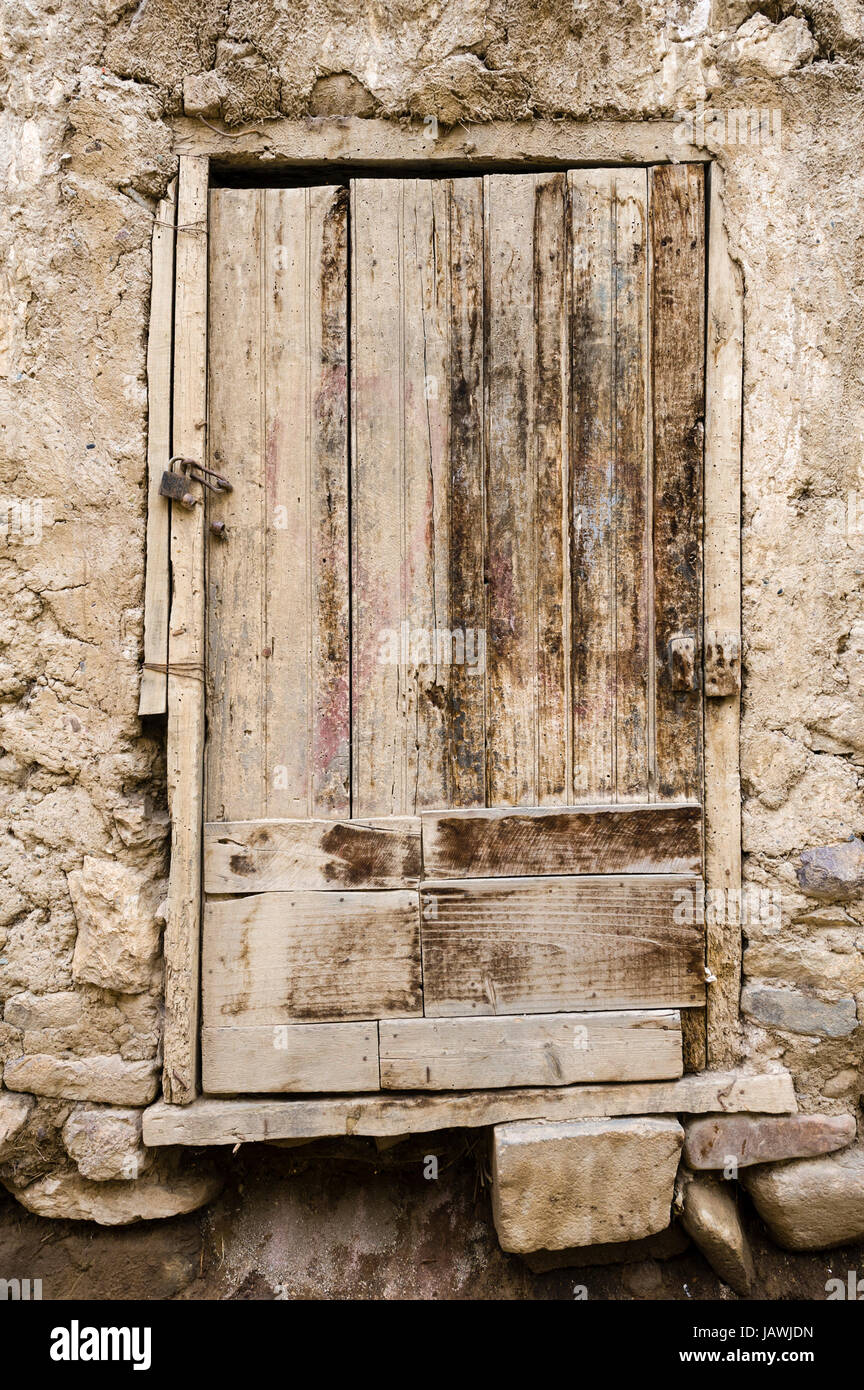 Eine verwitterte Holztür auf ein Haus in einem Dorf der Anden. Stockfoto