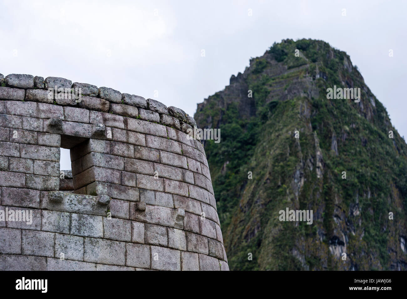 Inca poliert Trockenmauern im Tempel der Sonne und Torreon, das Observatorium. Stockfoto