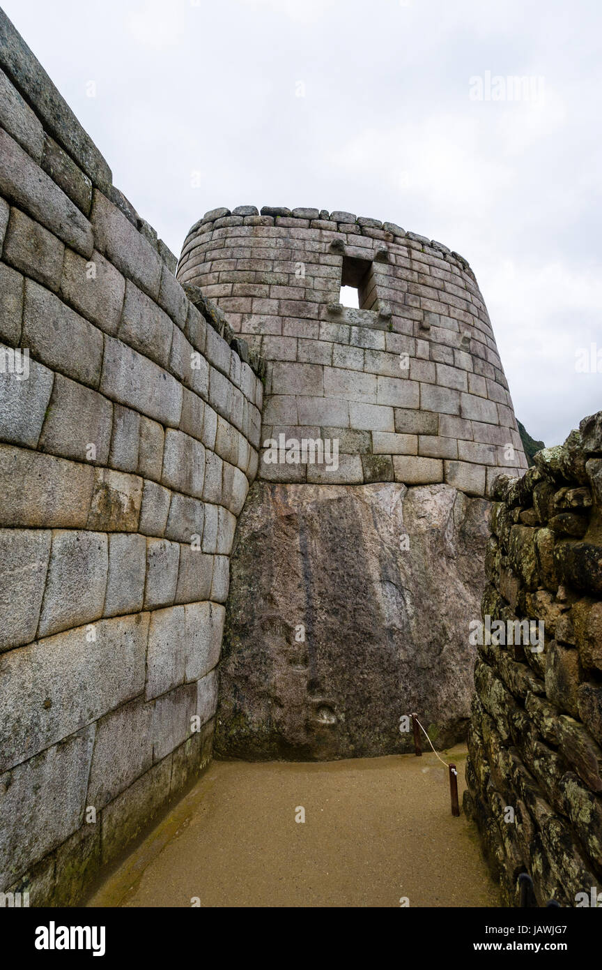 Inca poliert Trockenmauern im Tempel der Sonne und Torreon, das Observatorium. Stockfoto