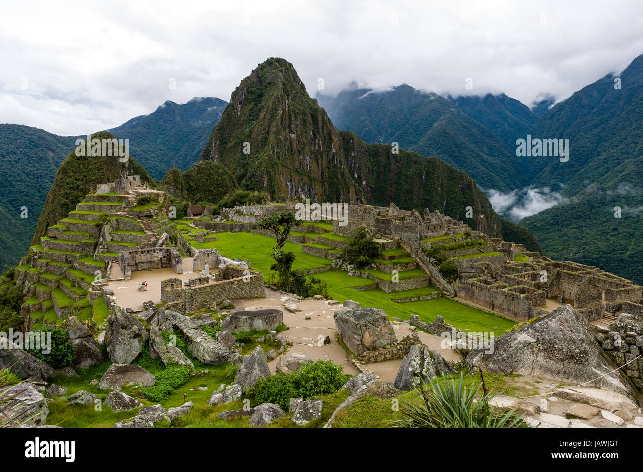 Die alten Inka Ruinen an der Basis des Huayna Picchu in den Anden. Stockfoto