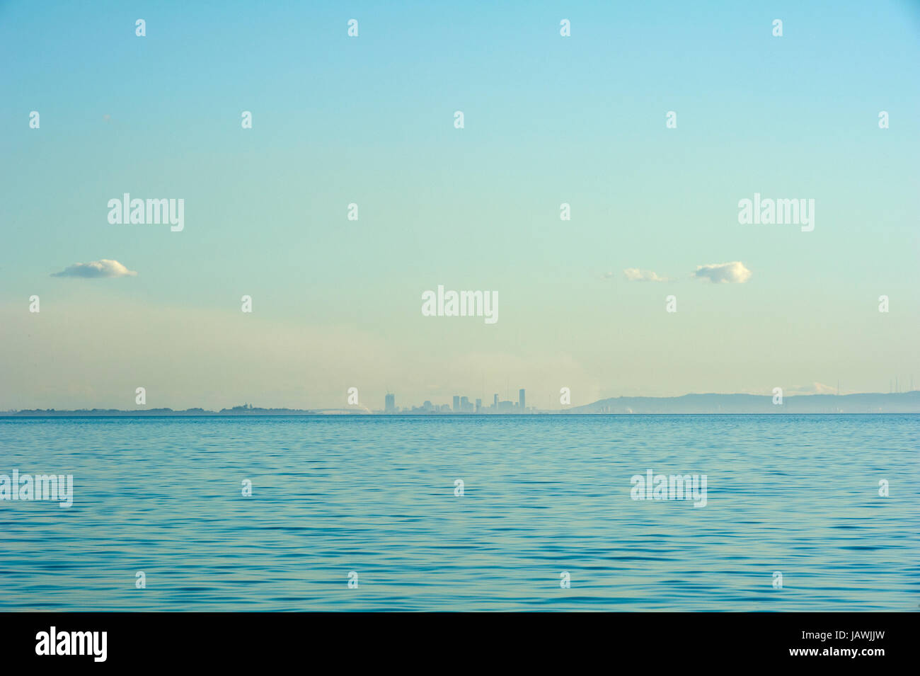 Die Skyline von Brisbane aus über das Pastell Meeresoberfläche betrachtet. Stockfoto