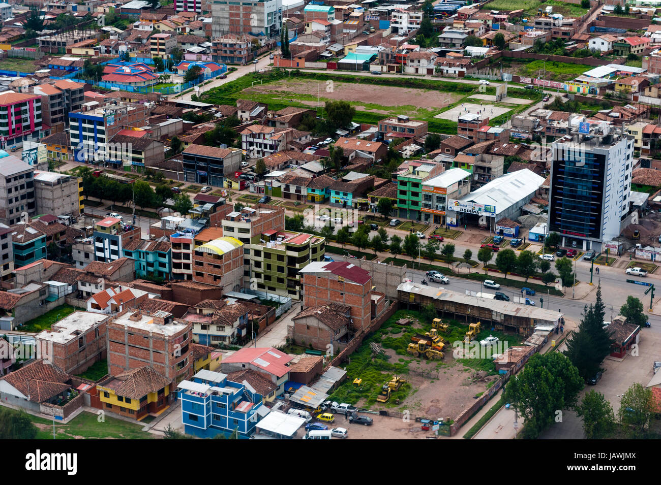 Eine Luftaufnahme der Stadt Vororte, Häuser und Geschäfte in den Anden. Stockfoto