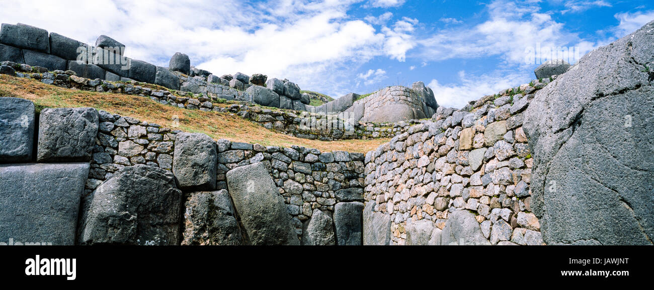 Die Inka geschnitzt ineinandergreifende Trockenmauern aus Felsbrocken. Stockfoto