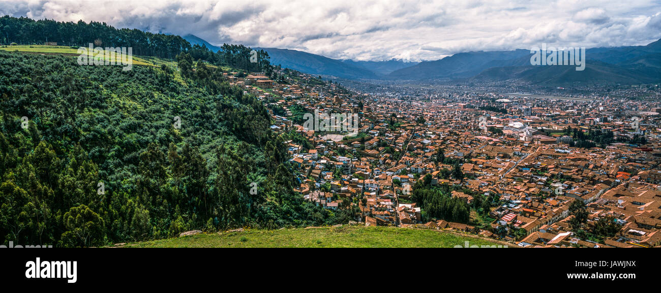 Die Stadt und die Vororte von Cusco füllen ein Anden-Tal mit Terrakotta-Dachziegel. Stockfoto