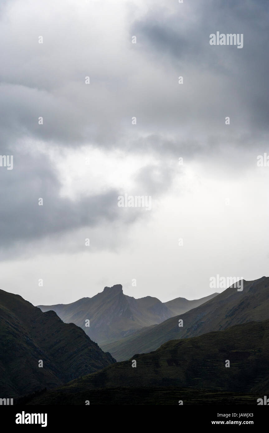 Ein grauer Sturm steigt über th gezackte Berge der Anden. Stockfoto