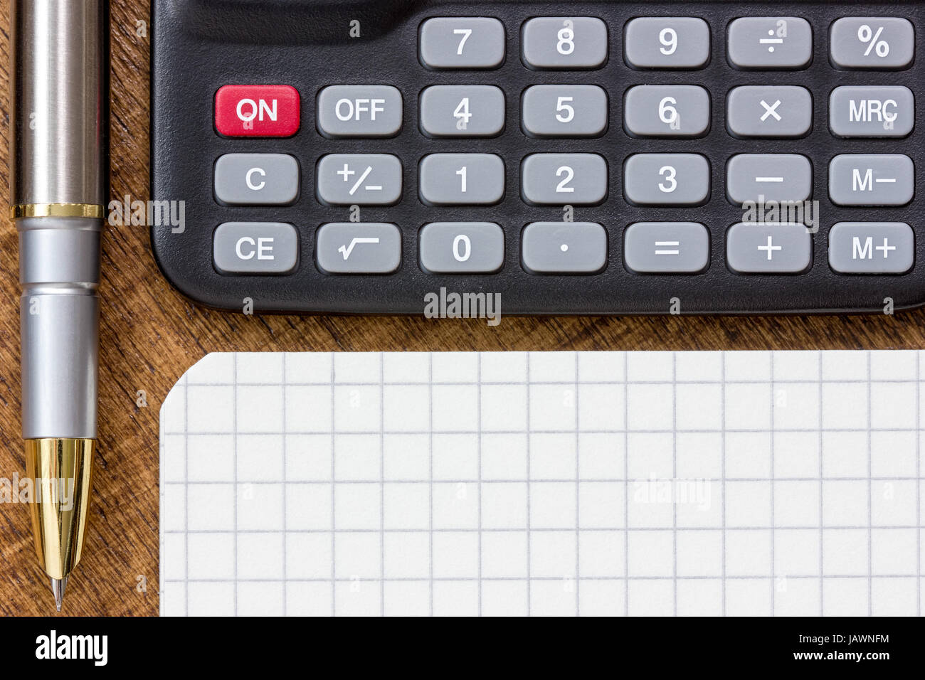 Addieren von Zahlen Konzept mit Taschenrechner, Kugelschreiber und Notizblock auf dem Tisch Stockfoto