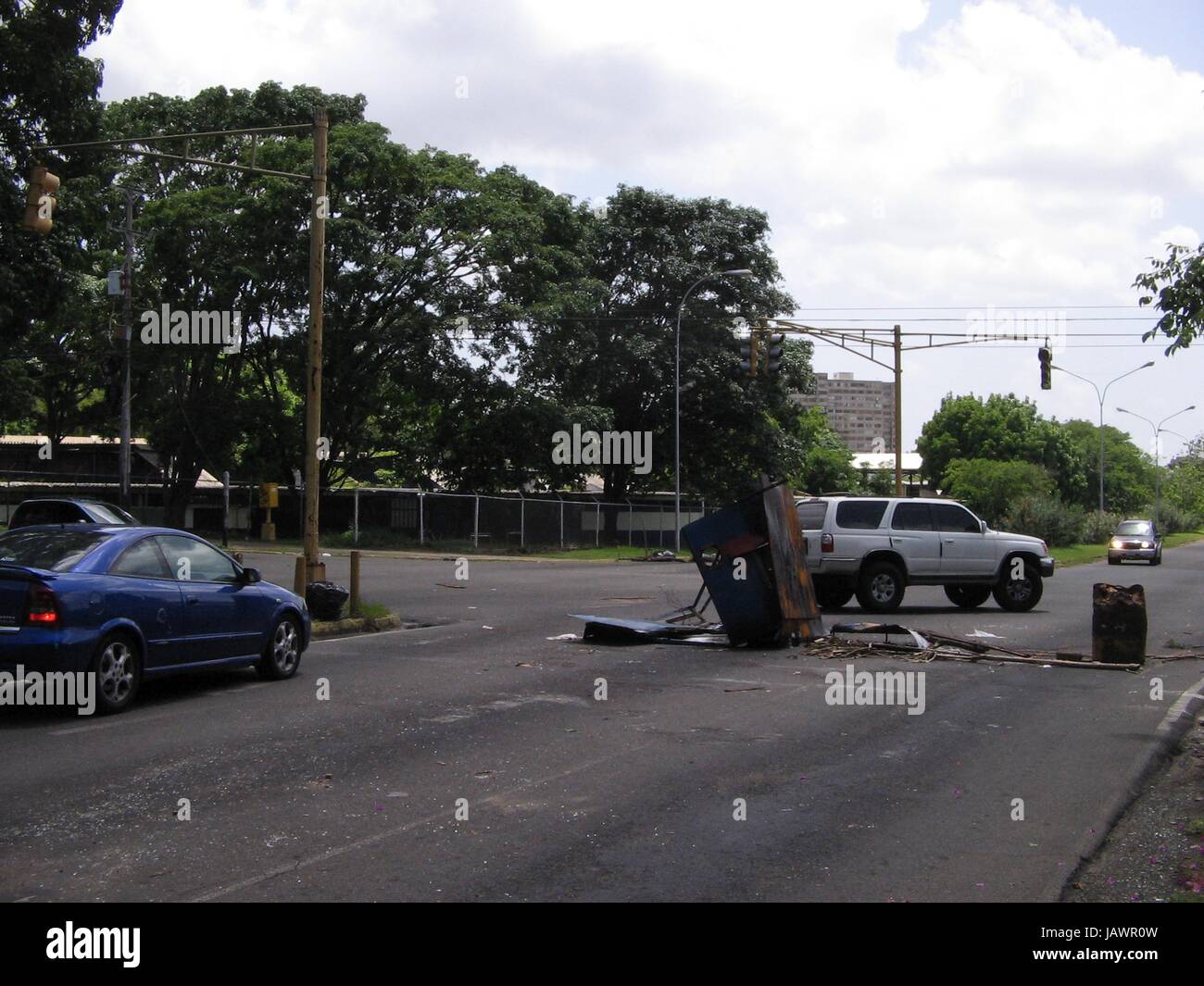 Mai 2017, Puerto Ordaz, Venezuela. Trümmer von Anti-Regierungs-Proteste in dieser lateinamerikanischen Stadt hinterlassen. Blick auf eine Kreuzung von Straßen in der Stadt Puerto Ordaz, wo feste Gegenstände, Müll und Filialen unter anderem blieb, nach einer Reihe von Protesten in dieser Stadt aufgetreten. Stockfoto