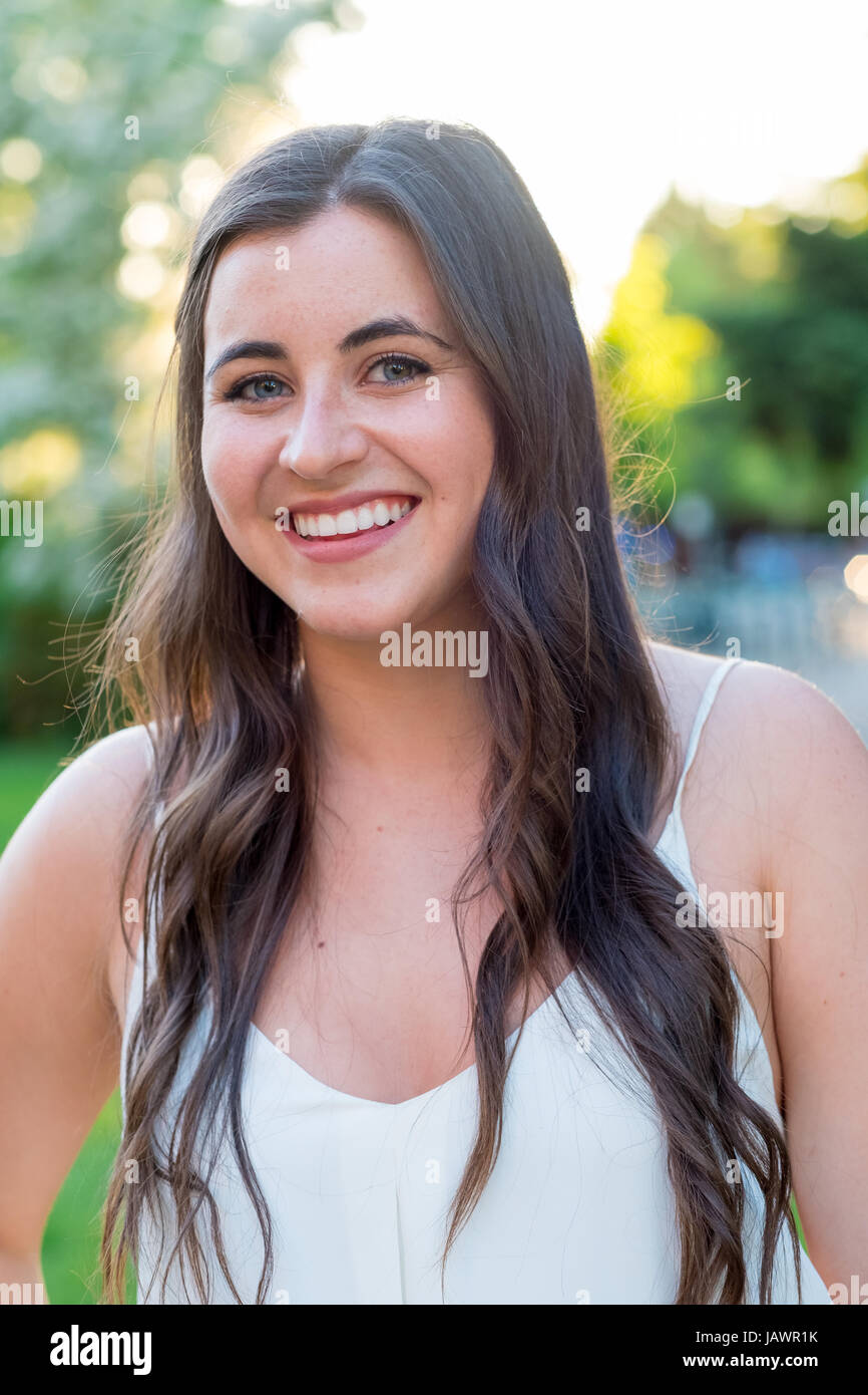 Weiblicher Lifestyle Portrait ein Student während ihr letztes Jahr kurz vor dem Abschluss. Stockfoto