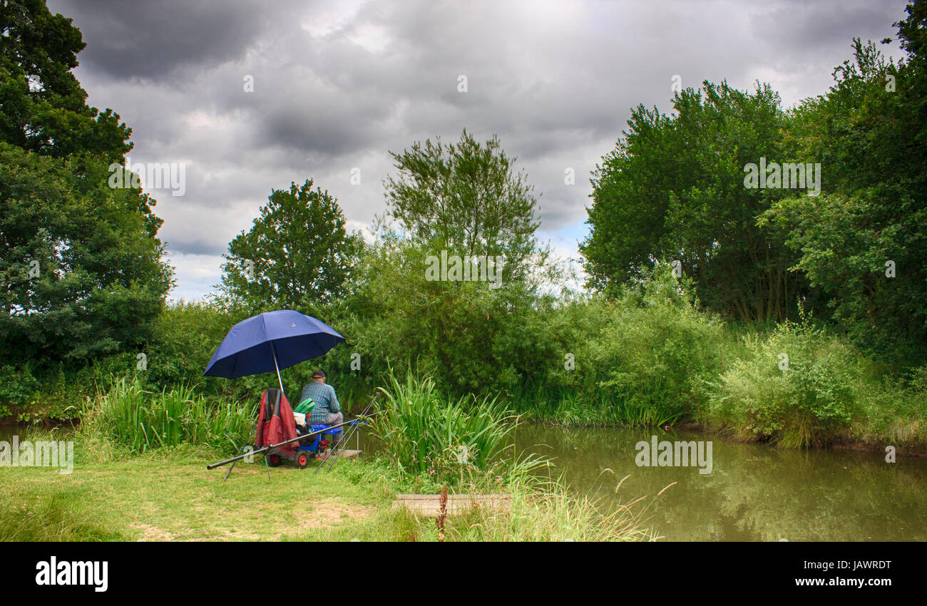 Karpfen-Fischer am Ufer des Flusses im Vereinigten Königreich Stockfoto