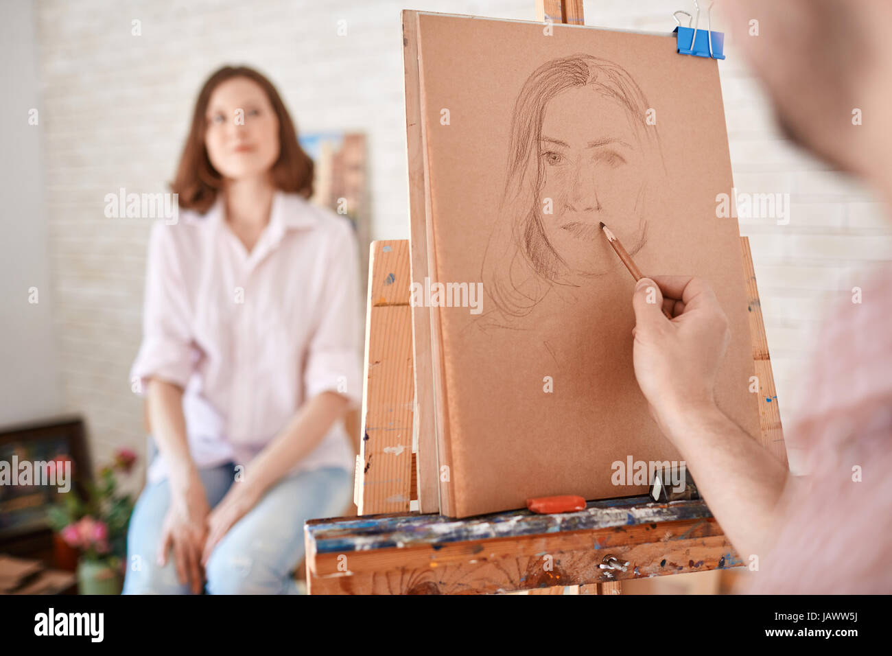 Porträt des jungen Modells im Kunstatelier Stockfoto
