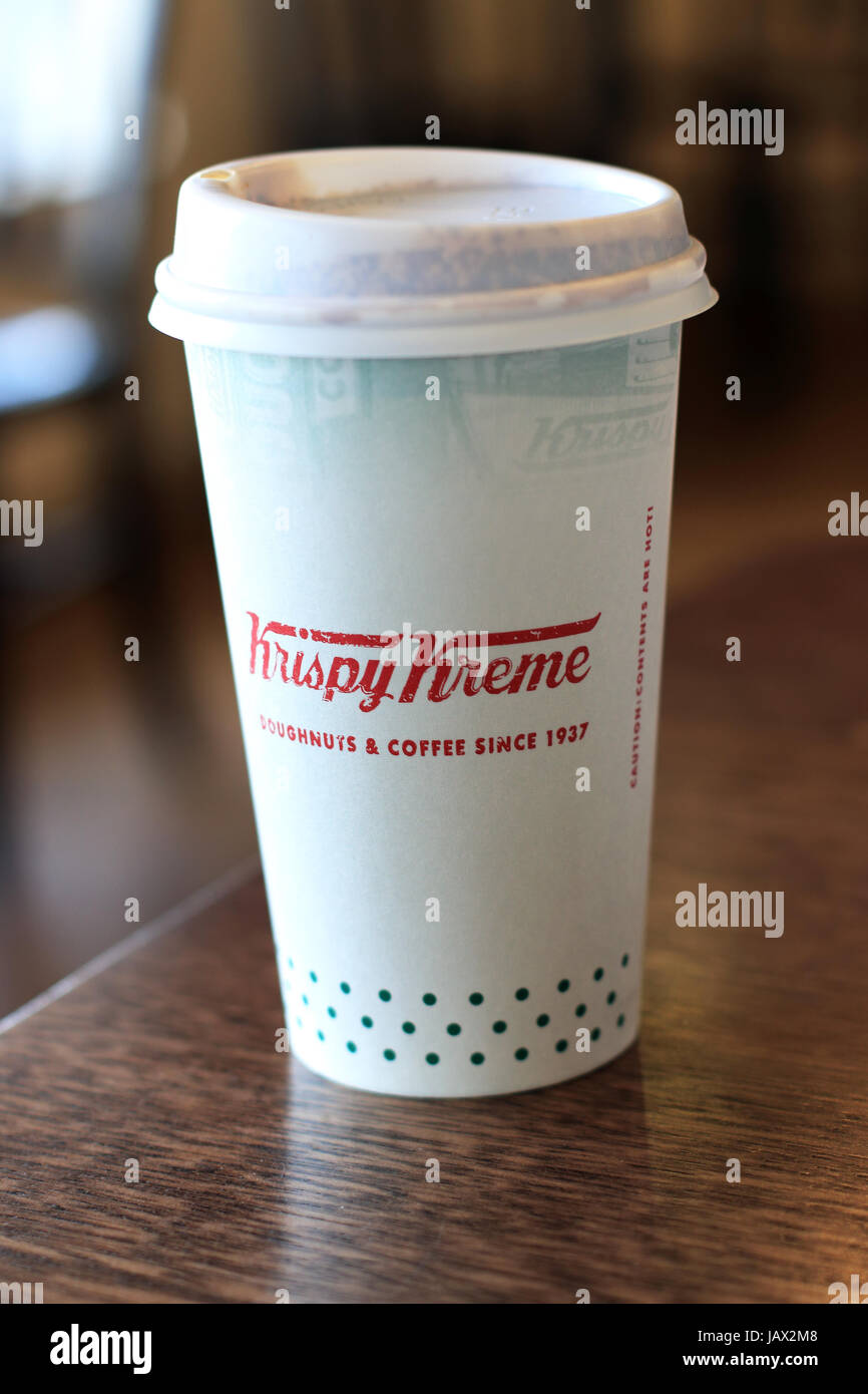 Krispy Kreme Kaffee in Einweg-Pappbecher Stockfoto