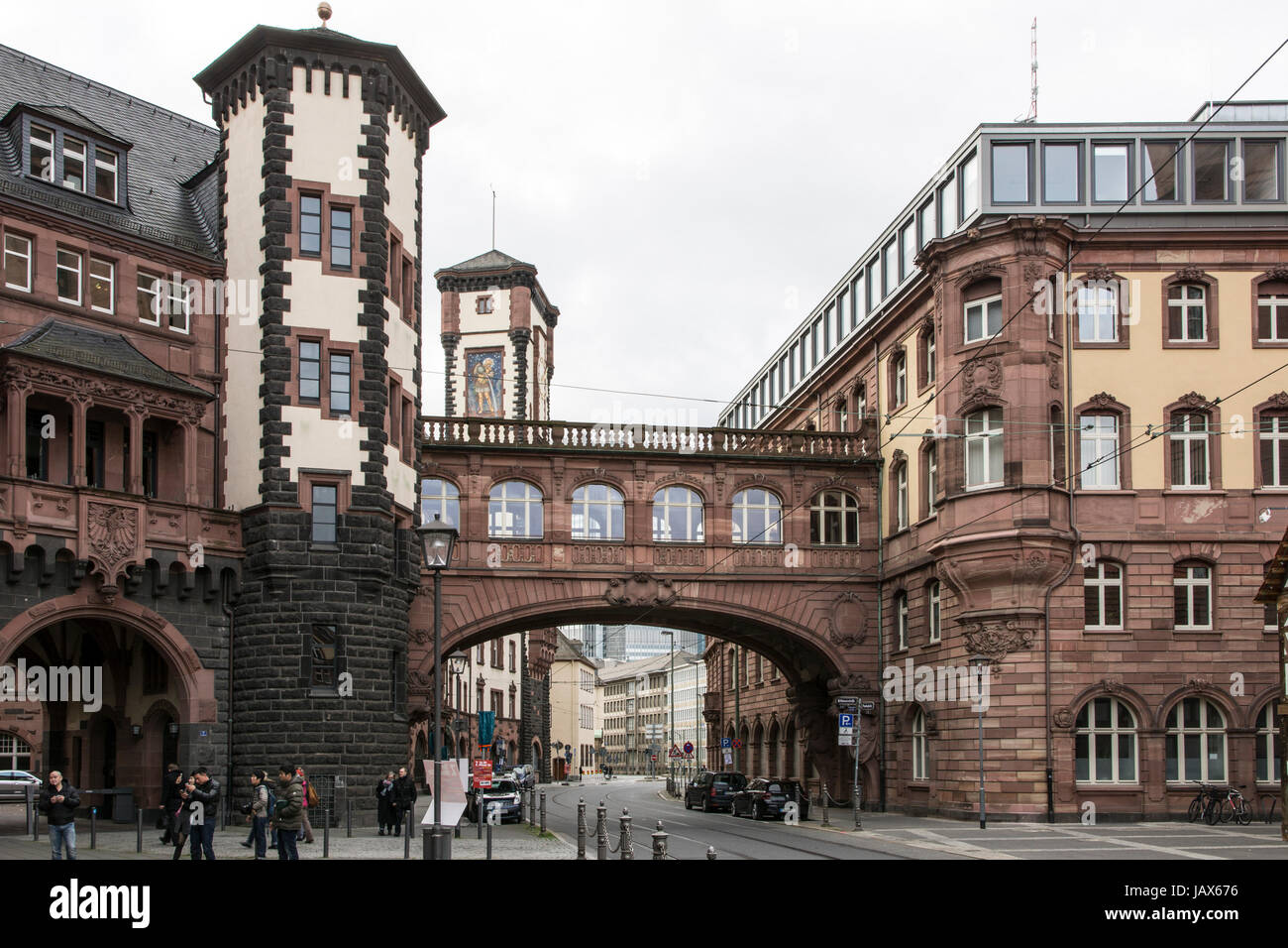 FRANKFURT, Deutschland - 24. NOVEMBER: Touristen auf die Türme des historischen Rathauses in Frankfurt, Deutschland am 24. November 2013. Frankfurt ist das größte Finanzzentrum in Kontinentaleuropa. Foto von Bethmann Straße genommen. Stockfoto