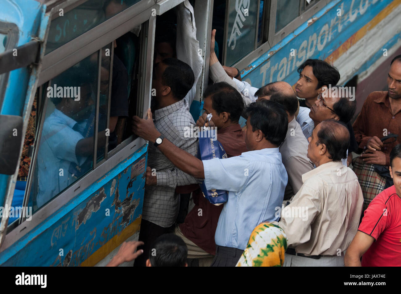 Pendler sind bestrebt finden Platz in einem Bus während der Bürozeiten in Dhaka, Bangladesch Stockfoto