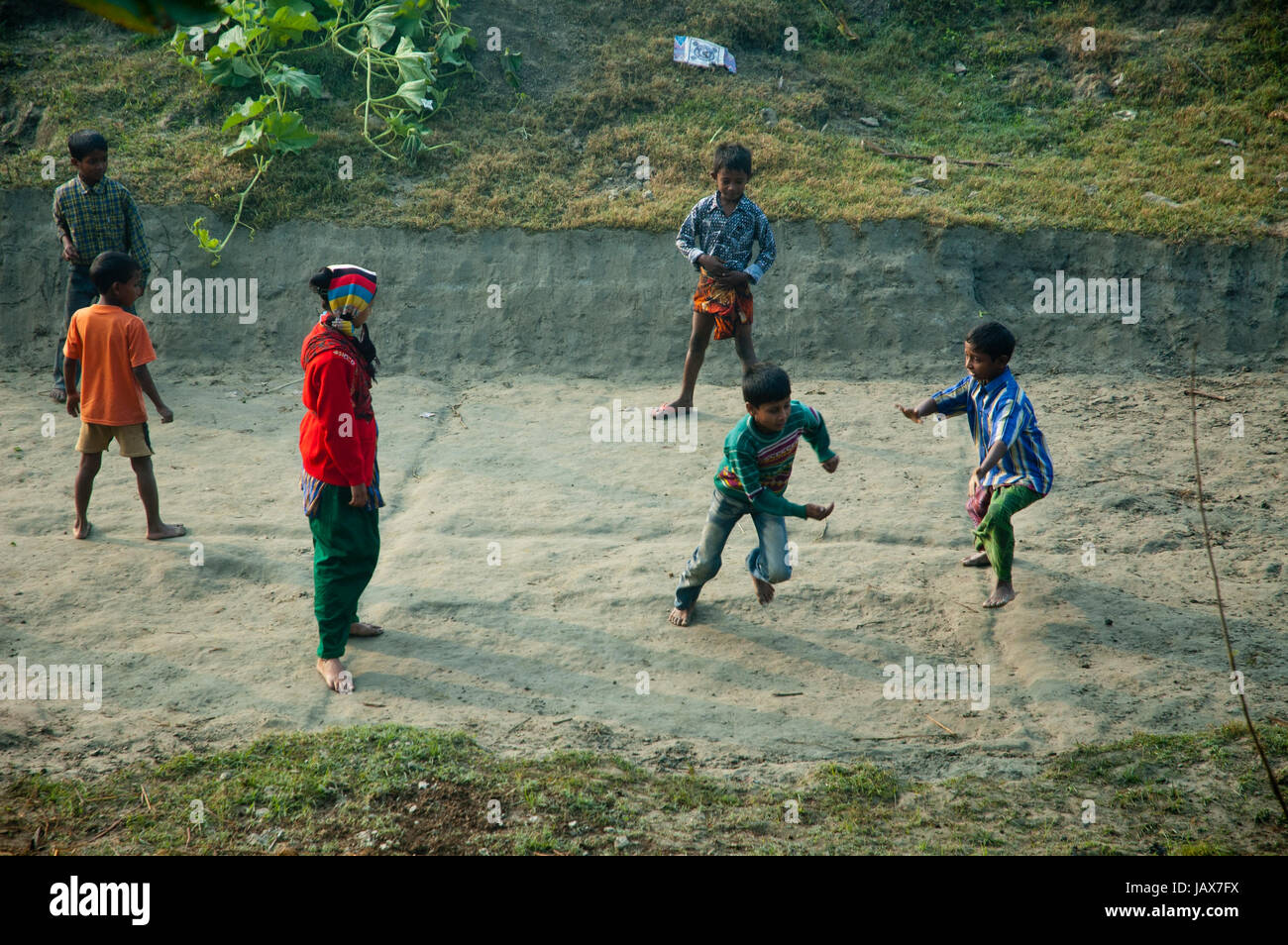 Ländliche Kinder spielen traditionelle Spiel namens Dariabanda"Singair. Manikganj, Bangladesch. Stockfoto