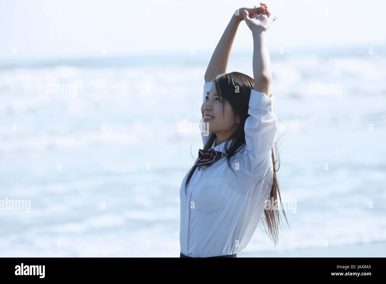 Junge Japanerin in einem High-School-uniform am Meer, Chiba, Japan Stockfoto